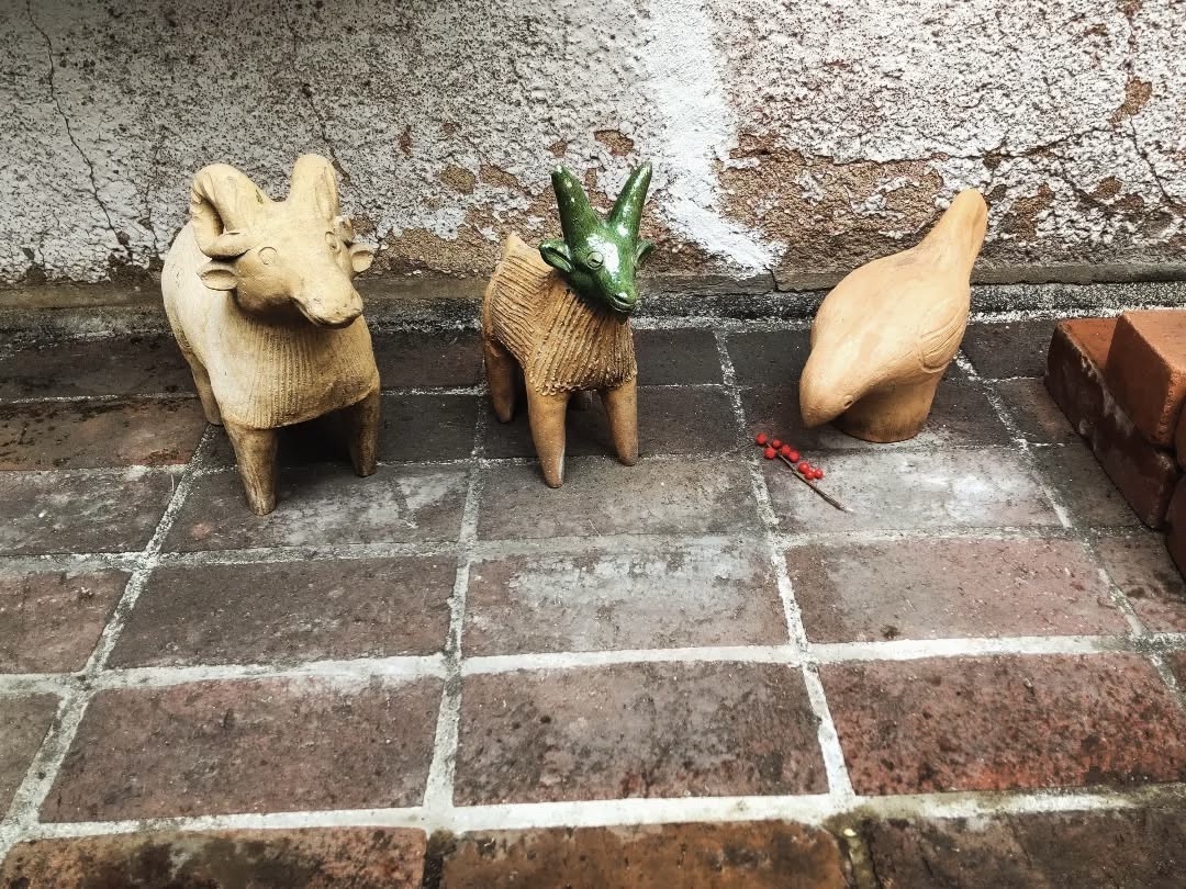 Small pottery animal figurines in a corner of Kogen-sha’s courtyard