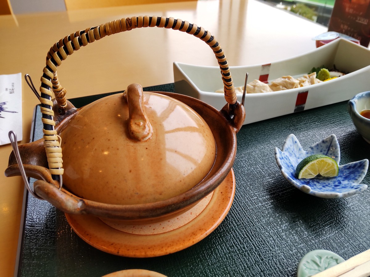 Dobin-mushi and yuba-sashi in an autumn-like vessel.