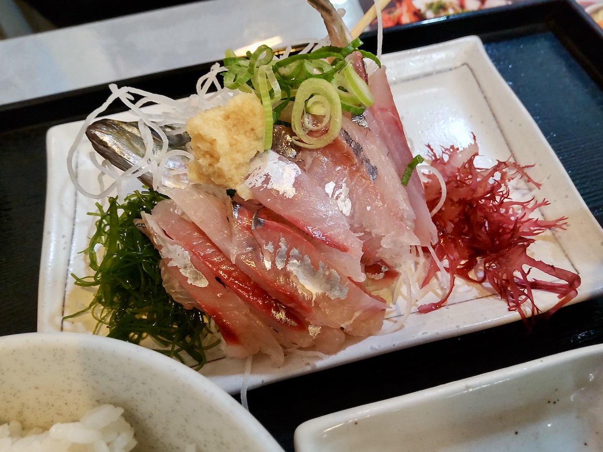 Horse mackerel sashimi and rice served on a wooden tray